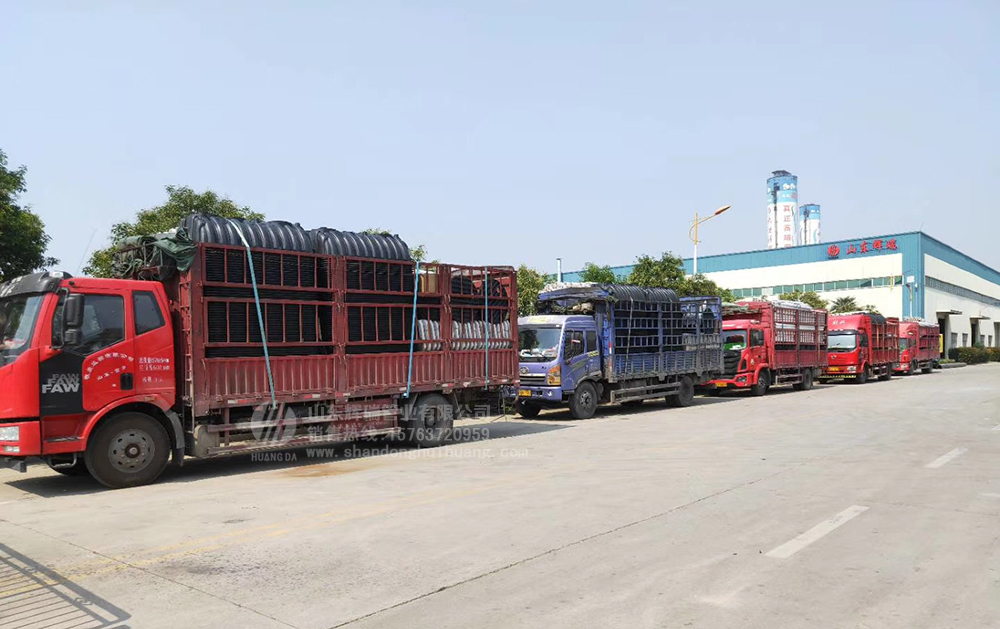 加快新農(nóng)村旱廁改造，六車三格化糞池集中發(fā)貨